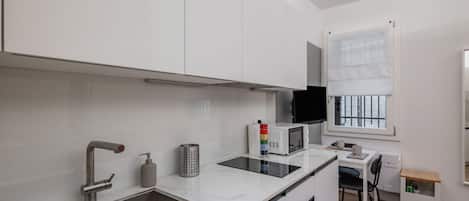 Réfrigérateur, micro-ondes, plaque de cuisson, lave-vaisselle