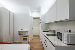 Réfrigérateur, micro-ondes, plaque de cuisson, lave-vaisselle