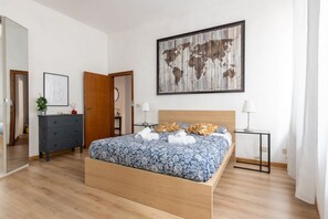 2 bedrooms, desk, iron/ironing board, WiFi