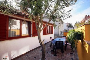 Outdoor dining - Holiday apartment with air conditioning (Pula)