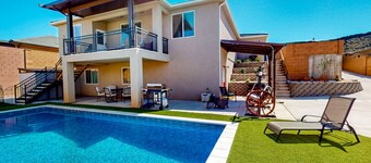 Delightful lower-level getaway with a full kitchen, plus patio & pool access