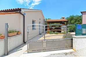 Property grounds - Holiday home with sun terrace and barbecue area (Peroj)