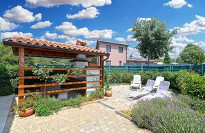 Terrace/patio - Holiday home with sun terrace and barbecue area (Peroj)