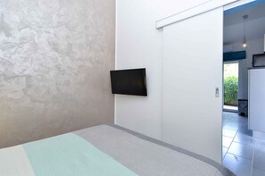 1 bedroom, iron/ironing board, internet