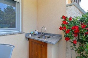 Property grounds - Holiday home with sun terrace and barbecue area (Peroj)