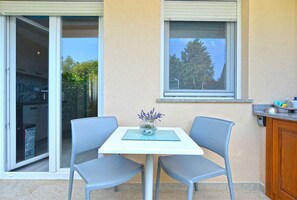 Outdoor dining - Holiday home with sun terrace and barbecue area (Peroj)