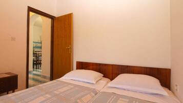 2 chambres, fer et planche Ă repasser