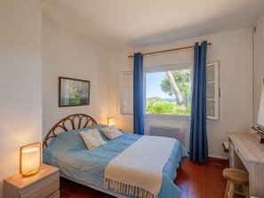 2 bedrooms, iron/ironing board, WiFi