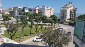 Un área residencial con edificios modernos, un estacionamiento y vista al mar.