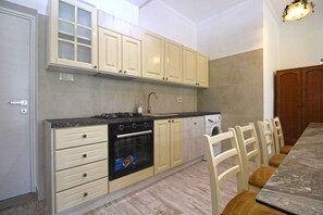 Réfrigérateur, four, plaque de cuisson