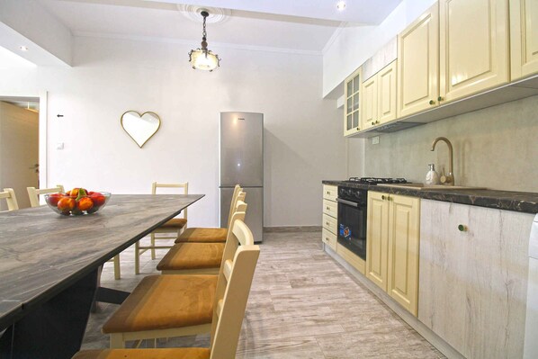 Fridge, oven, stovetop