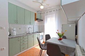 Frigorifero, forno, piano cottura, macchina per tè/caffè