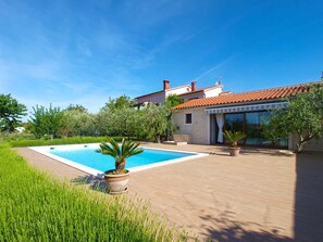 Pool - Villa with swimming pool and summer kitchen (Valbandon)