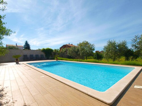 Villa with swimming pool and summer kitchen