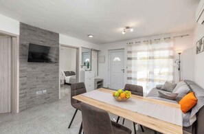 Dining - Holiday home with swimming pool near the beach (Peroj)