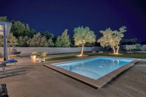 Pool - Holiday home with swimming pool near the beach (Peroj)