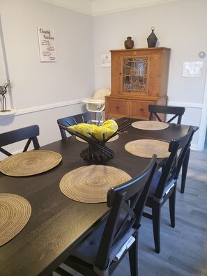 Dining - Comfy & Cozy Detroit Find (Detroit)