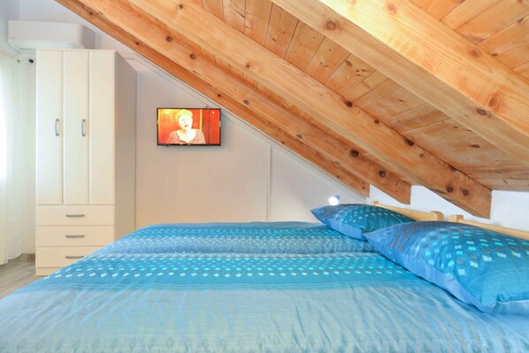 1 bedroom, iron/ironing board, travel crib, WiFi