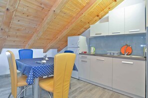 ثلاجة، موقد طهي مسطح، مستلزمات طهي/أطباق/أوعية