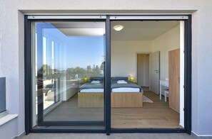 4 habitaciones, tabla de planchar con plancha y internet
