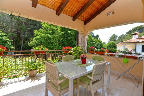 Outdoor dining - Holiday apartment with air conditioning (Poreč)