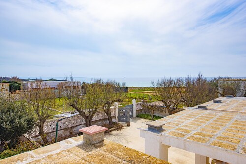 Villa Elisa a stone's throw from the sea