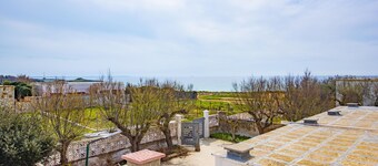 Villa Elisa a stone's throw from the sea