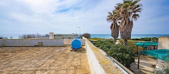 Villa Elisa a stone's throw from the sea