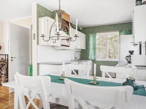 Réfrigérateur, micro-ondes, batterie de cuisine, vaisselle et ustensiles