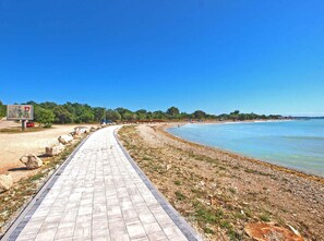 Beach nearby - Holiday apartment with air conditioning (Peroj)