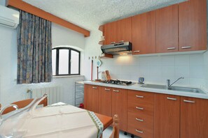 Fridge, stovetop, cookware/dishes/utensils - Holiday apartment with air conditioning (Valbandon)