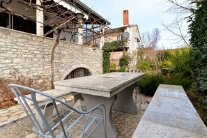 Outdoor dining - Holiday apartment with air conditioning (Valbandon)