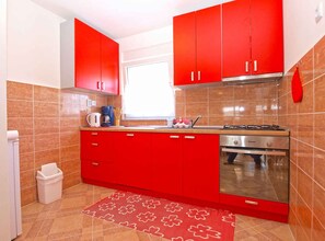 Fridge, oven, stovetop, coffee/tea maker - Holiday apartment with air conditioning (Valbandon)