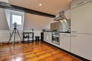 Kjøleskap, mikrobølgeovn, ovn og kaffetrakter/tekoker