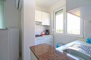 Fridge, microwave, stovetop, coffee/tea maker - Holiday apartment with garden and barbecue (Peroj)