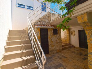 Property grounds - Holiday apartment with garden and barbecue (Peroj)