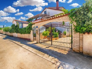 Exterior - Holiday apartment with garden and barbecue (Peroj)