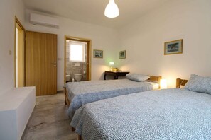 2 bedrooms, iron/ironing board, WiFi