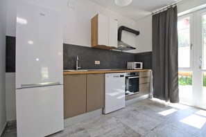 Jääkaappi, mikroaaltouuni, uuni, liesi