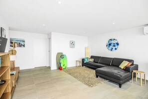 TV connectée, jeux vidéo, livres