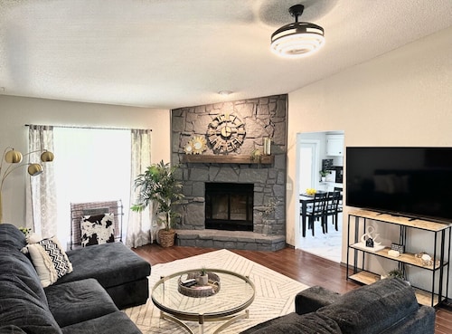 COZY Home in Trails South with coffee bar. Close to OKC/Guthrie, pets welcome!