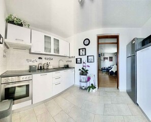 Kjøleskap, mikrobølgeovn, ovn og kokeplater