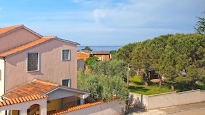 Un quartier résidentiel où les maisons se distinguent par leurs toits en tuiles de terre cuite et leurs murs recouverts de stuc.