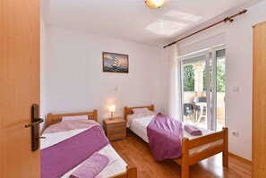 2 bedrooms, iron/ironing board, WiFi