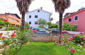 Property grounds - Holiday apartment with air conditioning (Novigrad)