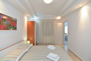 2 bedrooms, iron/ironing board, Internet