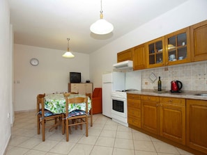 Frigorifero, forno, piano cottura, pentole/stoviglie/utensili