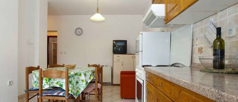 ثلاجة، فرن، موقد طهي مسطح، مستلزمات طهي/أطباق/أوعية