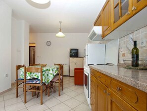 Geladeira, fogão, cooktop, talheres/pratos/utensílios de cozinha