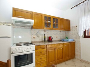 Køleskab, ovn, kogeplade, køkkentøj/tallerkener/redskaber